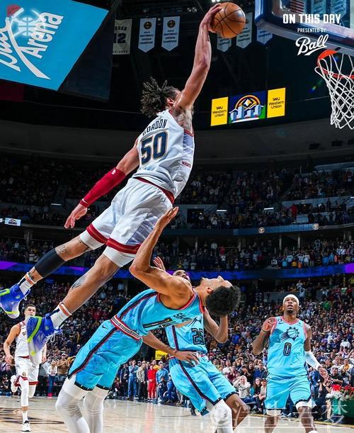 默里助攻篮下 戈登飞身双手暴扣 默里助攻篮下 戈登飞身双手暴扣