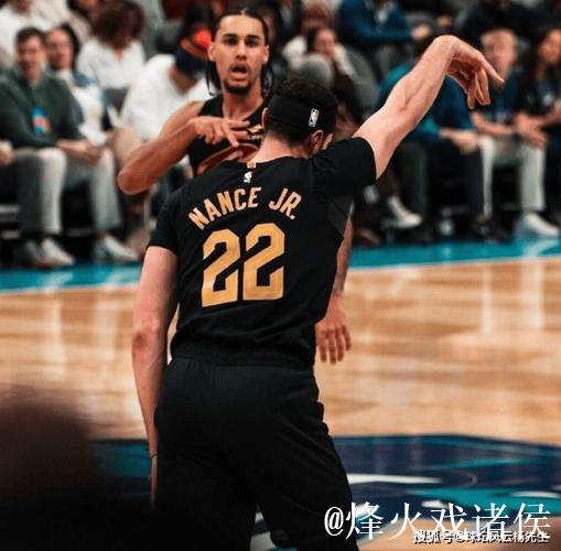 米切尔24+6克努佩尔21+11 骑士客场险胜黄蜂